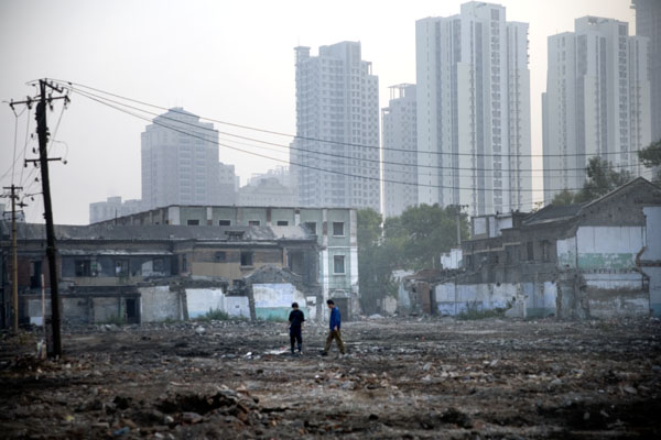 msb-116722mod Workers look for salvageable materials in rubble caused by the destruction of hutongs, or traditional Chinese residential alleys, in central Tianjin, China, to make room for modern high-rise building construction.